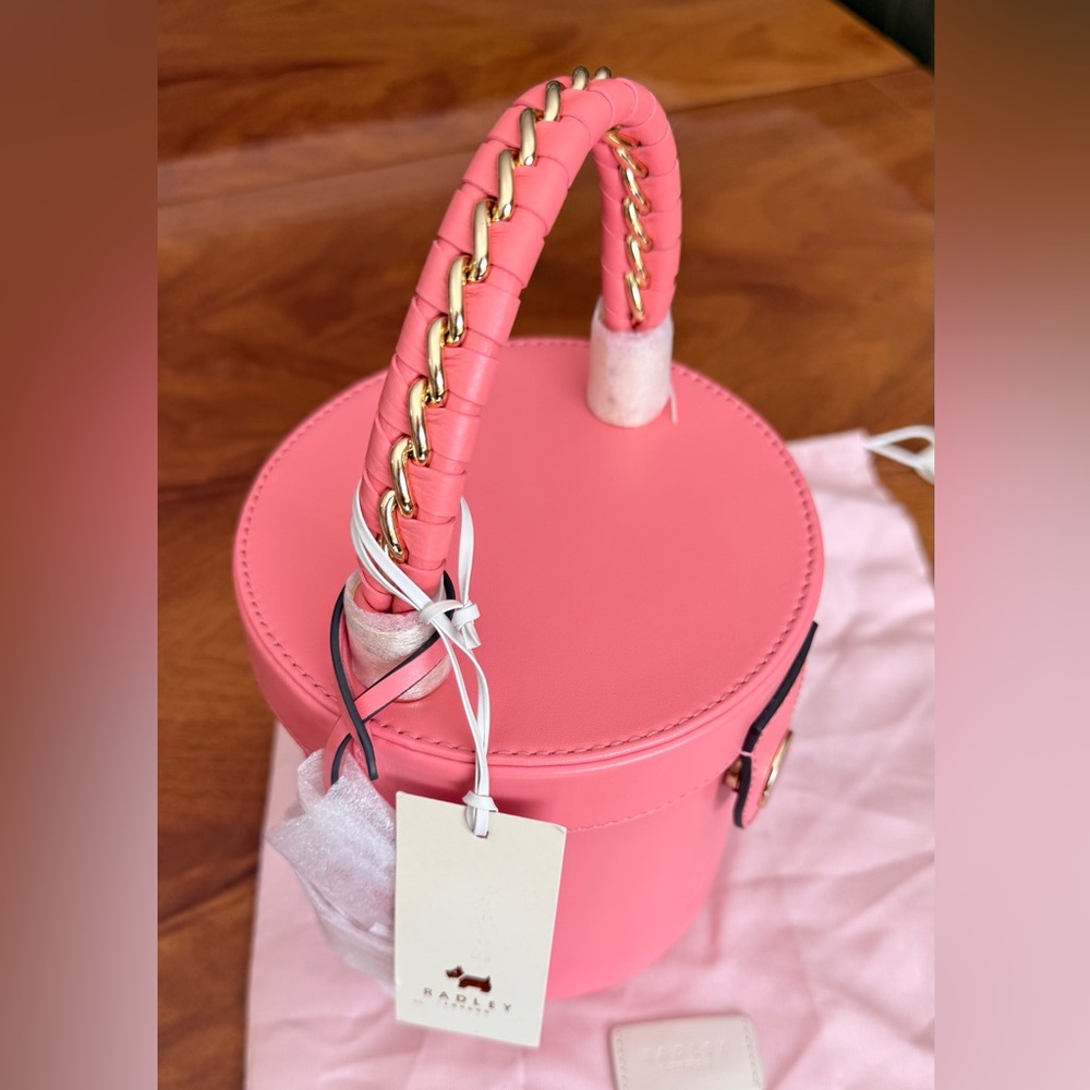 Radley London 💓Elegant Pink Cylinder Handbag with tags but has a tiny scratch - Picture 15 of 17